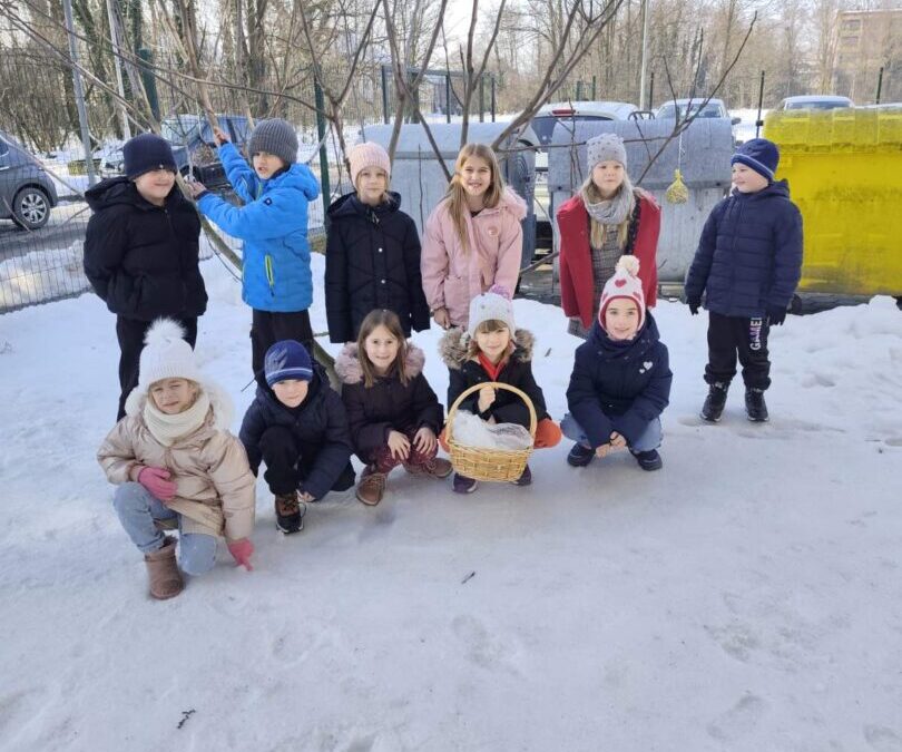 PRVAŠIĆI IZRADILI HRANILICE ZA GLADNE PTIČICE U ŠKOLSKOM DVORIŠTU
