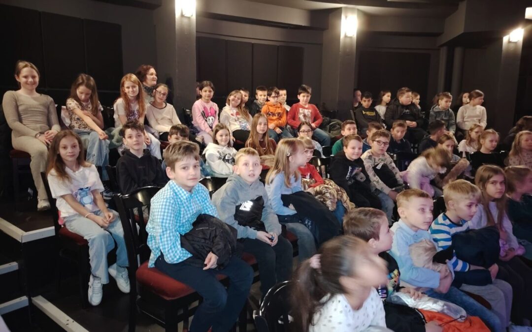 UČENICI UŽIVALI U PREDSTAVI „KAKO ŽIVI ANTUNTUN“